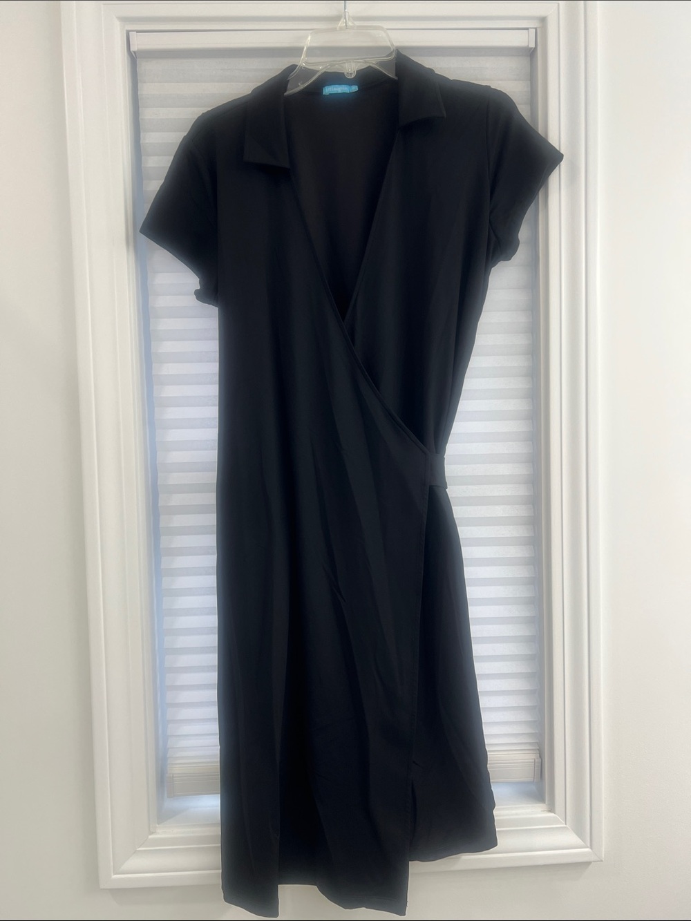 J. McLaughlin Elegant Black Wrap Dress with Short Sleeves